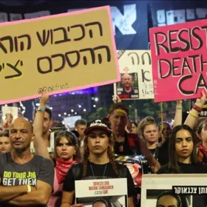 gazzede ateskes ve esir takasi isteyen israilliler televizyon kanalini basti OWtIVgUn