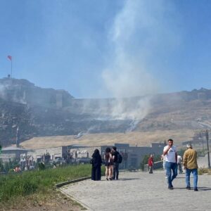 kars kalesi eteklerinde yangin 2LPV5GzF