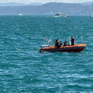 sarayburnunda denize girdi akintiya kapilip kayboldu TnwDPbNG
