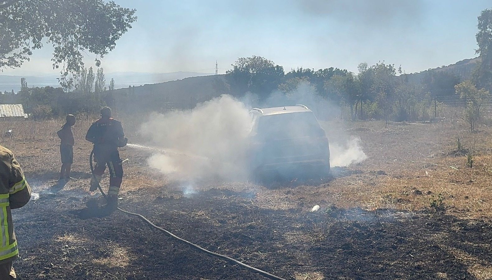 aniz yangini zeytin agaclari ile bir otomobile zarar verdi sRn7EU29