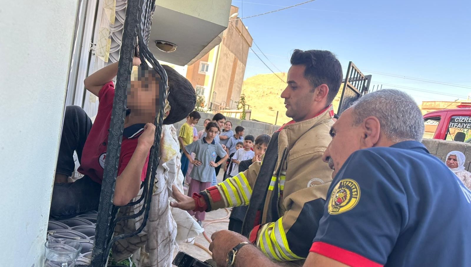 kafasini korkuluga sikistirdi itffaiye ekipleri kurtardi rgjRsc3n