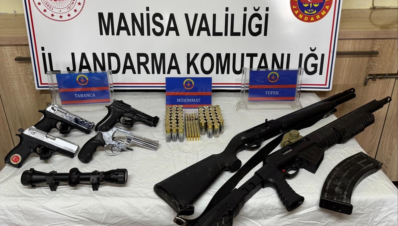 manisada bir evde cok sayida ruhsatsiz silah cikti T6Hxasw2