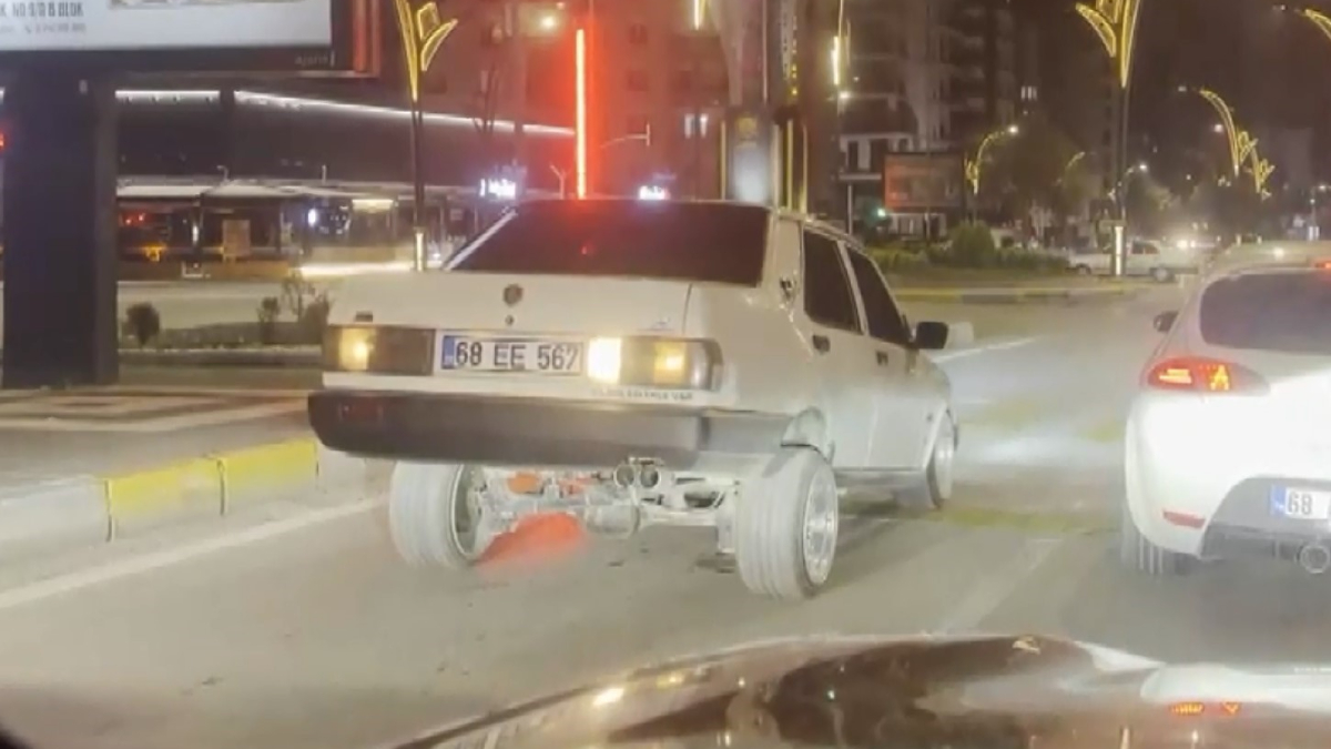 aksarayda suspansiyonla onunu yere arkasi havaya kaldirilan araca ceza kesildi Sx7XAsPV.jpg