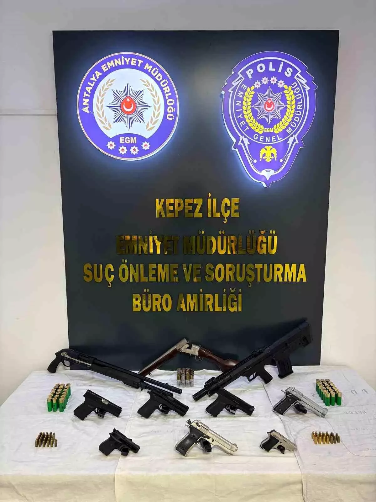 antalyada huzur operasyonu 7 ruhsatsiz tabanca ve muhimmat ele gecirildi BiLDSlXt.jpg