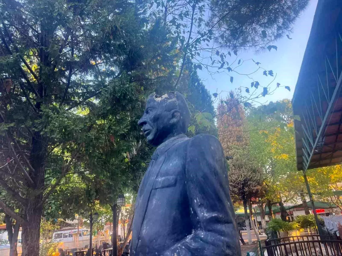 buldanda efsane baskan talat tarakcinin abidesi bakimsiz kaldi Z51i1nyd.jpg