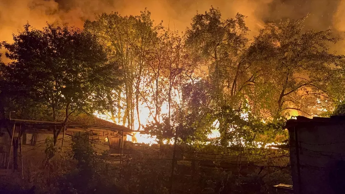 cerkeste yangin 3 ev ve 4 samanlik yandi sPJYXae9.jpg