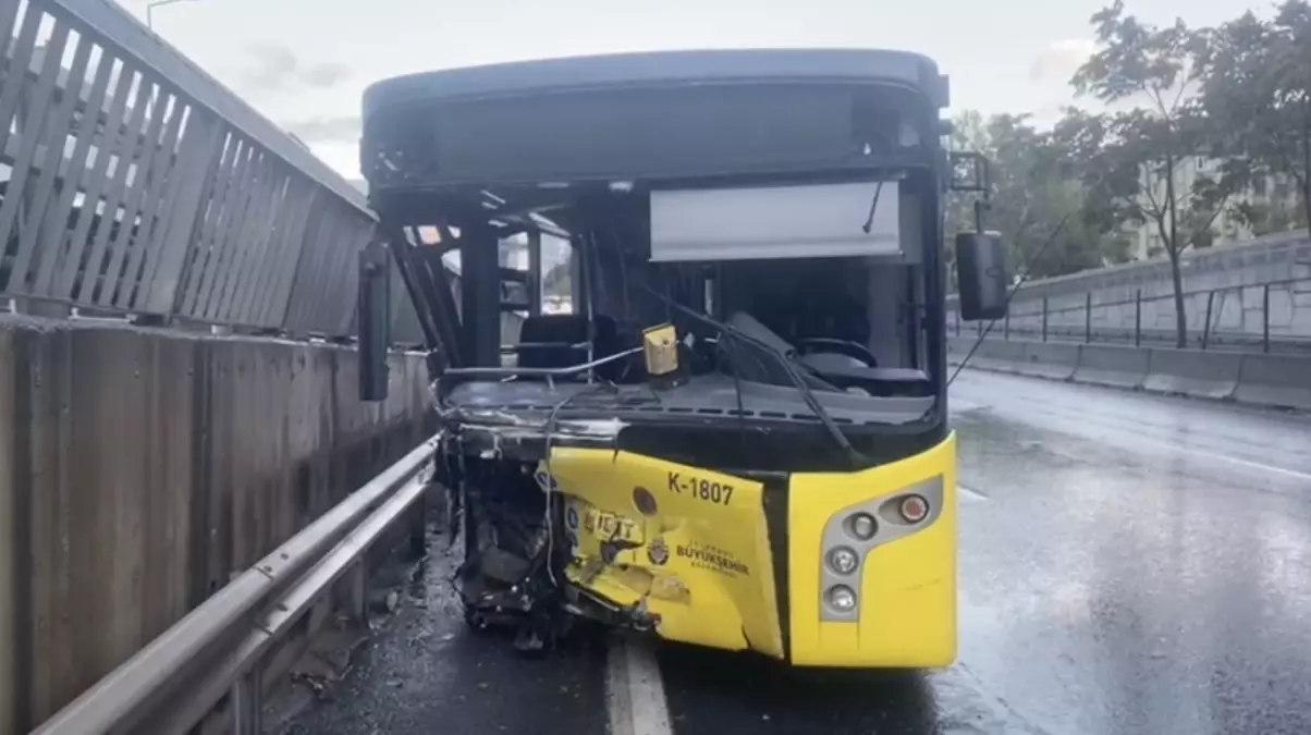 kadikoyde iett otobusu kaza yapti ber3yl1O.jpg