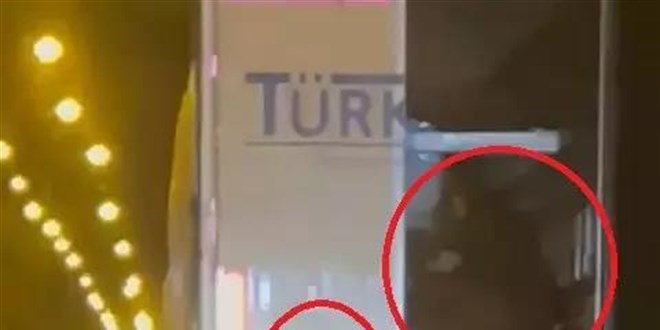 hareket halindeki tirdan uc koyun caldilar JGrFMZZt.jpg