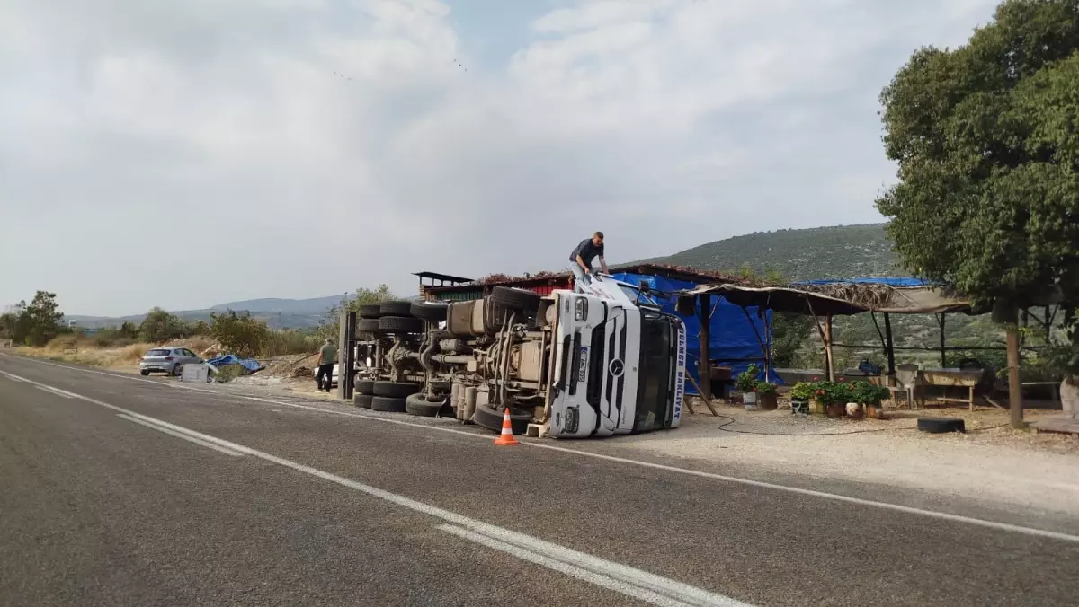 tarsusta kamyon devrildi sofor yaralandi ajAjgVnd.jpg