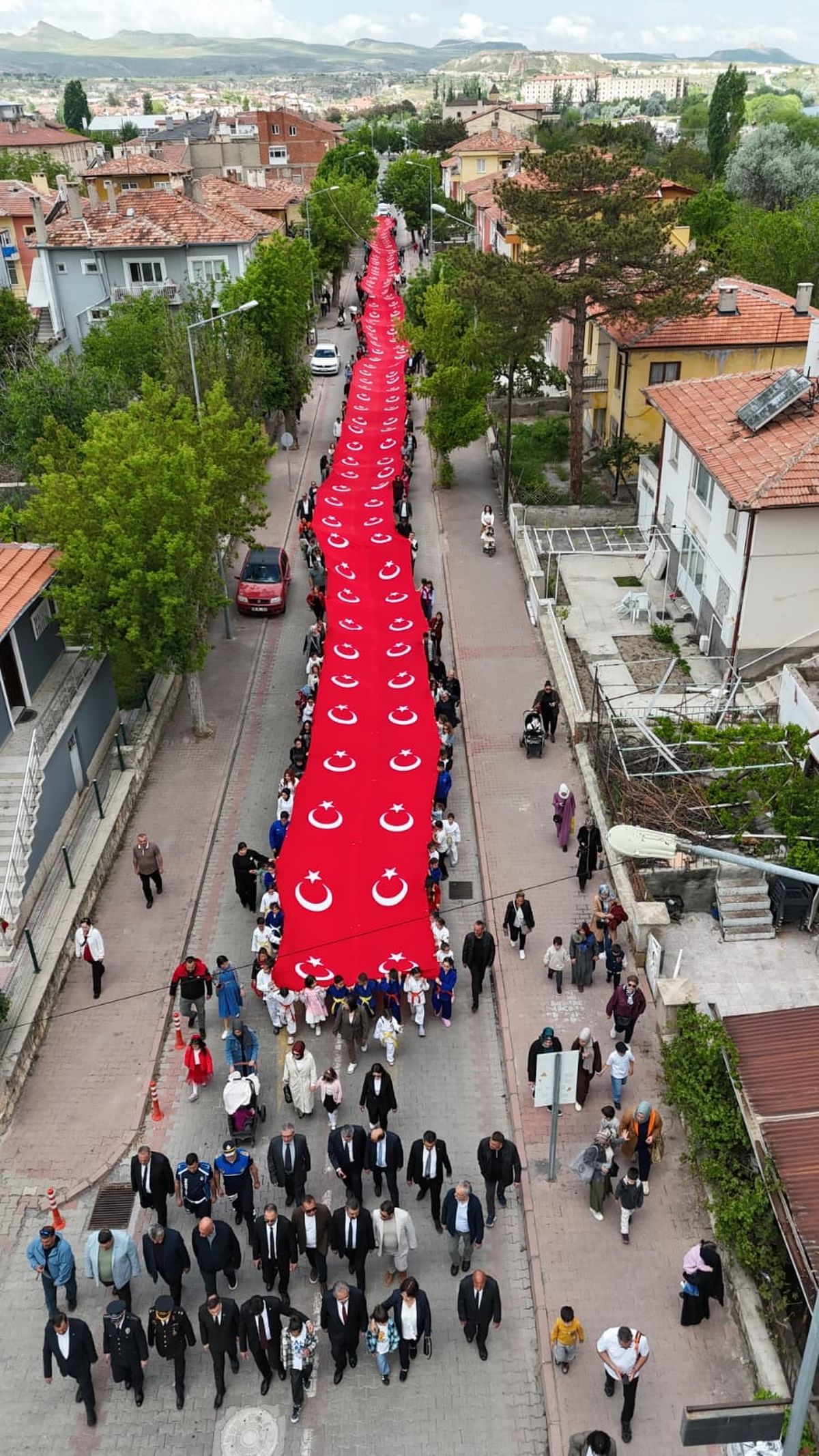 avanosta-19-mayis-coskusu-135-metrelik-dev-turk-bayragi-kortejle-tasindi-iifHA1nn-1
