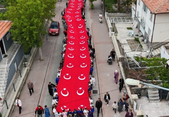 avanosta-19-mayis-coskusu-135-metrelik-dev-turk-bayragi-kortejle-tasindi-iifHA1nn