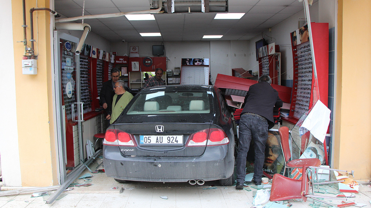 cay-var-mi-diye-sordu-dukkana-otomobille-girdi-amasyada-akilalmaz-kaza-6Rx4JIvb