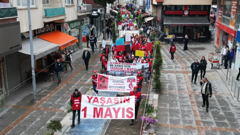 rizede-1-mayis-kutlamalarinda-emekliler-isyan-etti-artik-yeter-gecinemiyoruz-cM7rtYYZ