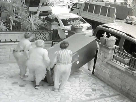 Is yeri sahibi hayretler icinde kaldi dort kadin 100 kiloluk buzdolabini dakikalar icinde caldi 276DWiiy