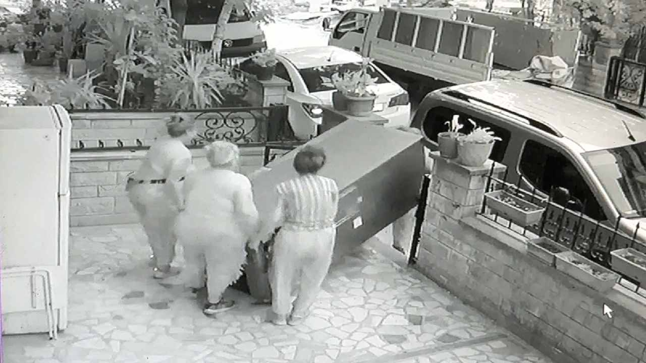 Is yeri sahibi hayretler icinde kaldi dort kadin 100 kiloluk buzdolabini dakikalar icinde caldi 276DWiiy